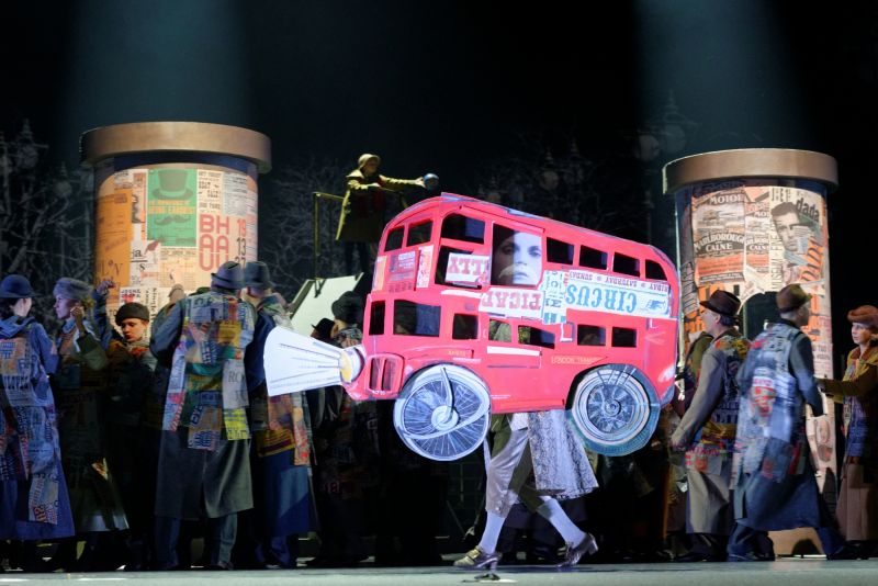 Scena iš operos vaikams „Penki Merės stebuklai“, režisierius Kęstutis S. Jakštas, kostiumų dailininkė Julija Skuratova (Lietuvos nacionalinis operos ir baleto teatras, 2017). Martyno Aleksos nuotrauka