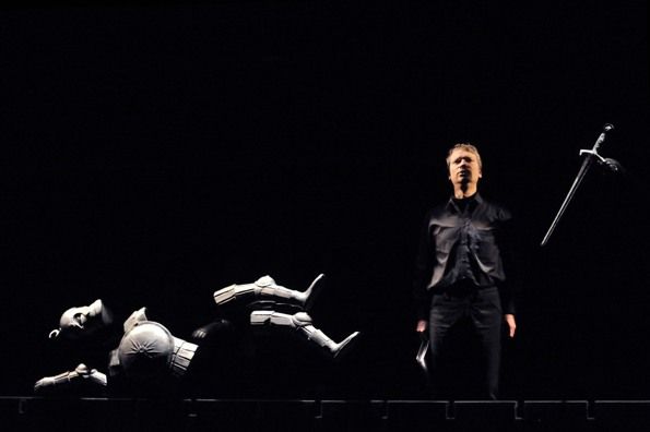 Scena iš Claudio Monteverdi madrigalinės operos „Tankredžio ir Klorindos dvikova“, režisierius Gintaras Varnas, dailininkė Julija Skuratova. Dmitrijaus Matvejevo nuotrauka